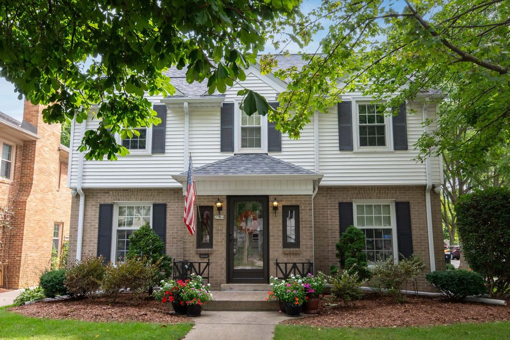 2504 N 90th St, Wauwatosa