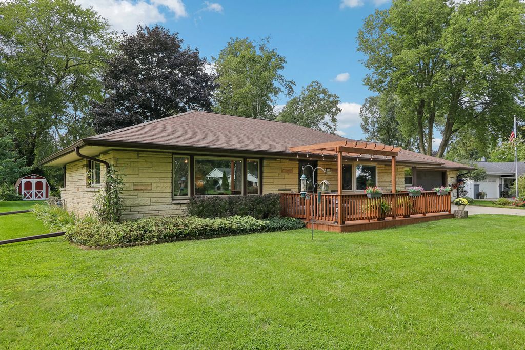 W151n6887 Glenview Dr, Menomonee Falls