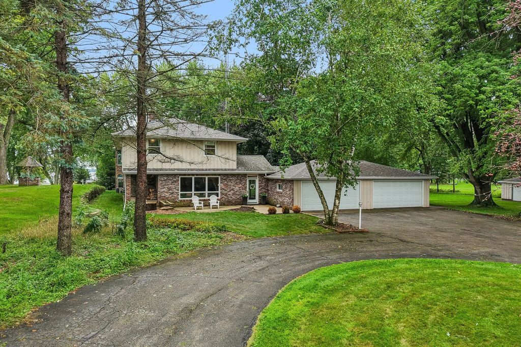 121 Saeger Ave, Oconomowoc