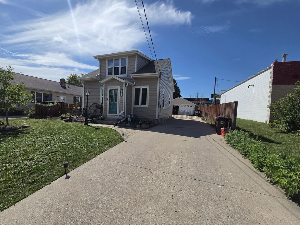 1226 S 32nd St, Manitowoc