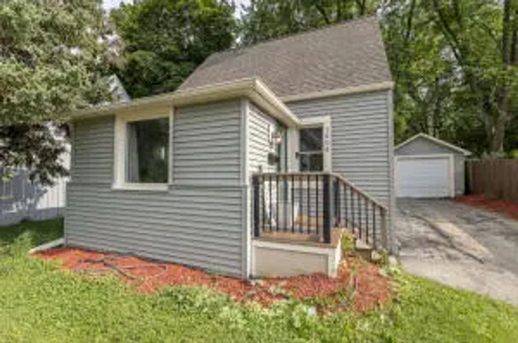 1405 Elder St, Waukesha