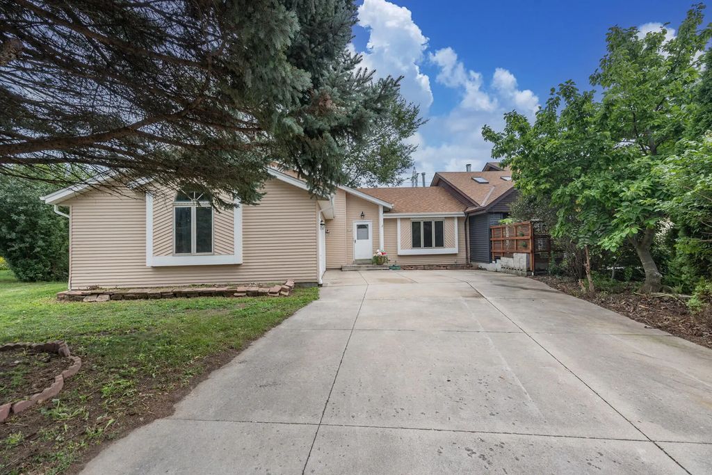 8570 N Meadowside Ct, Brown Deer