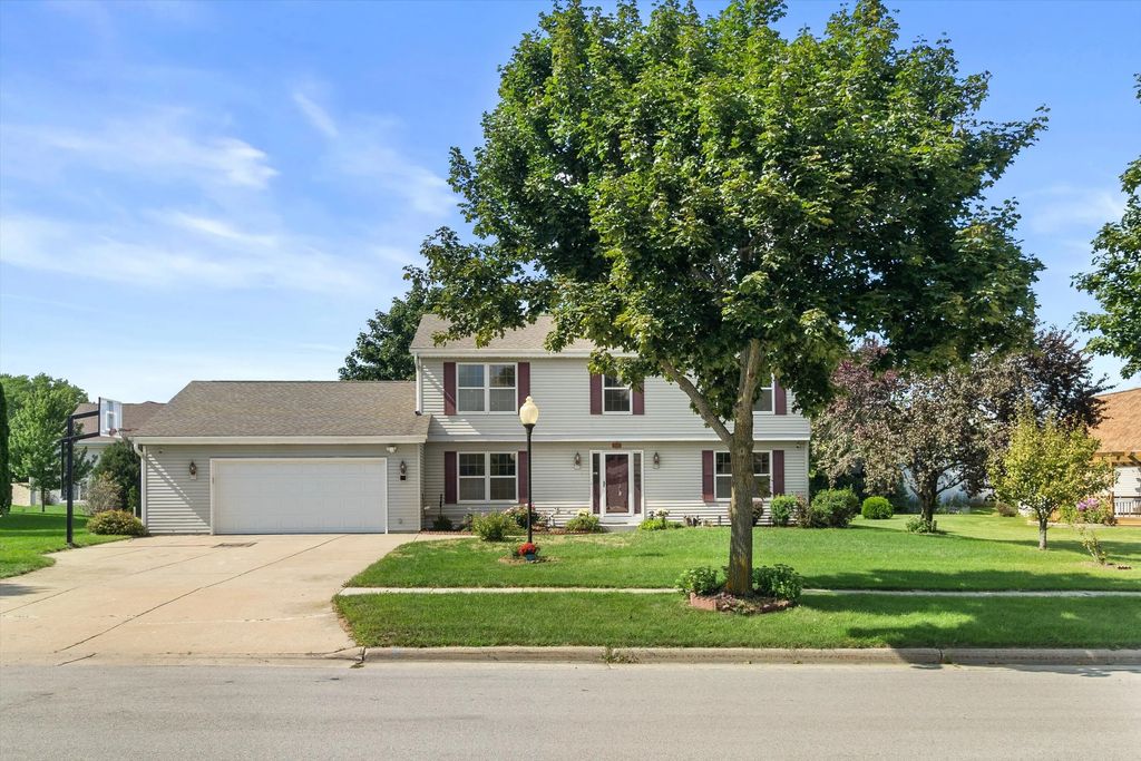 629 Two Rivers Dr, Mukwonago