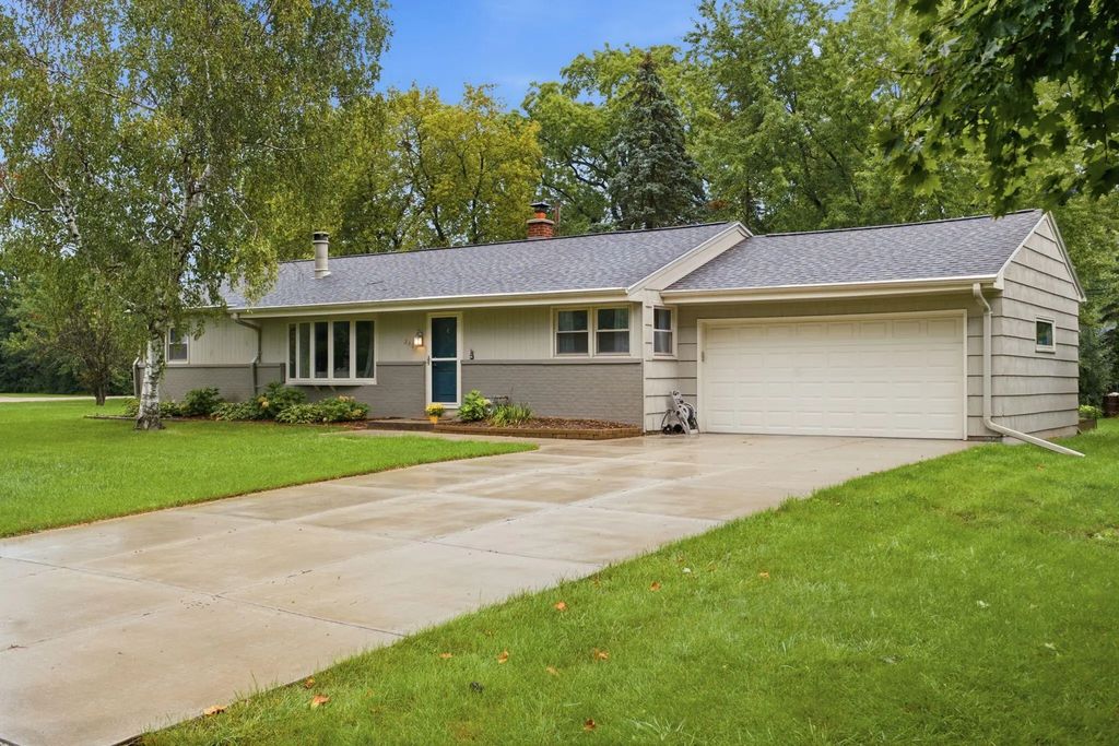 240 Prospect Dr, Brookfield