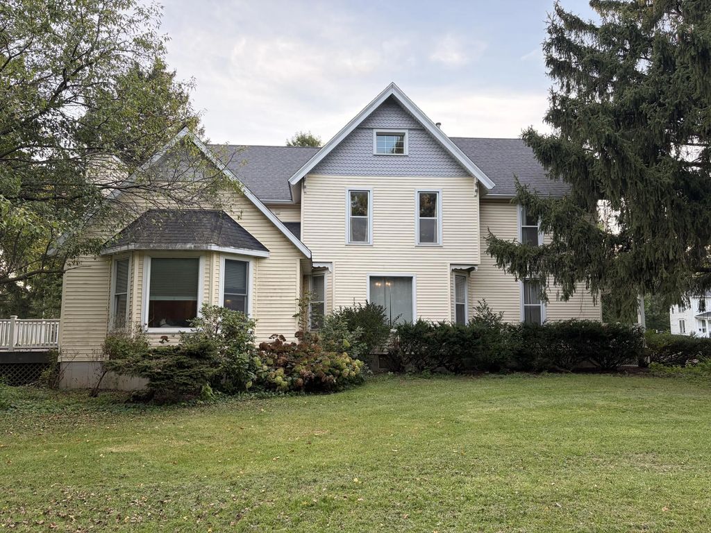 1041 W Highland St, Whitewater