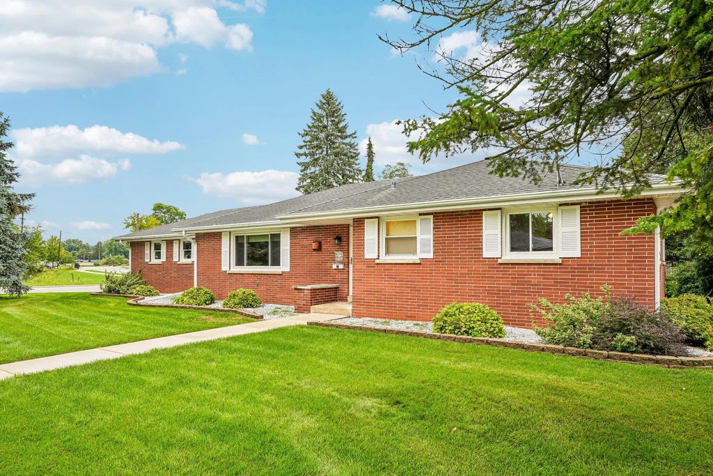 W170n9364 Woodlawn Dr, Menomonee Falls