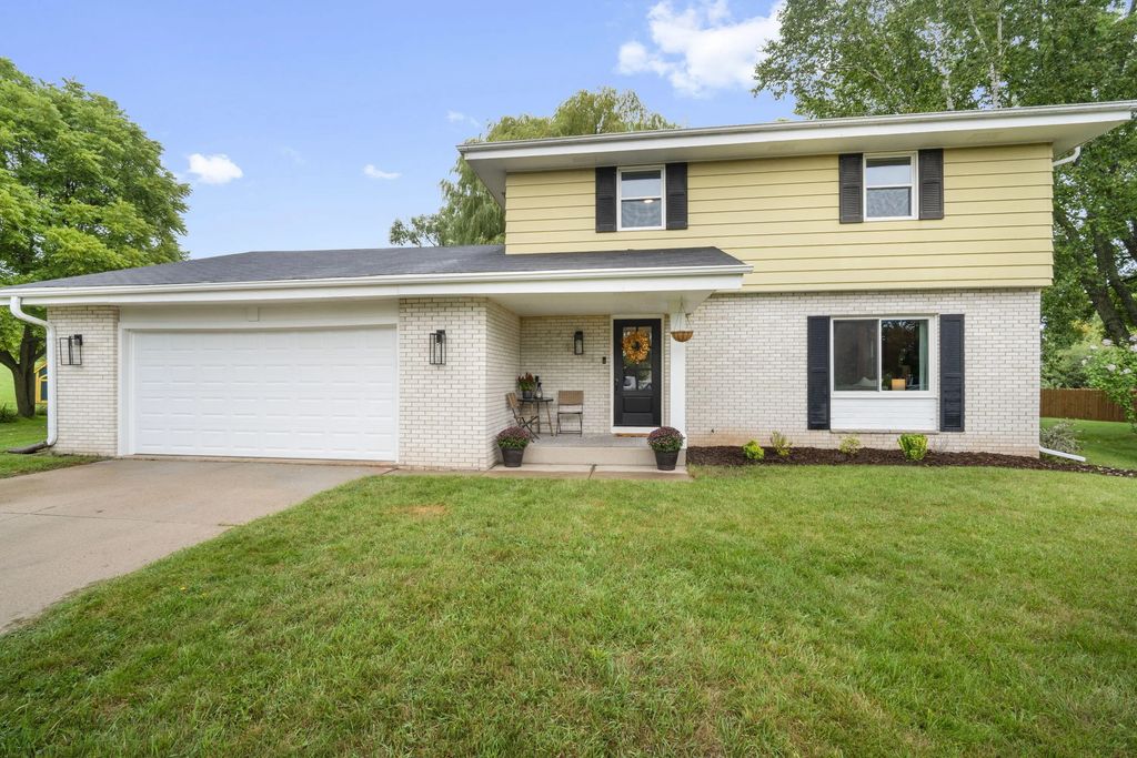 1324 W Portview Dr, Port Washington