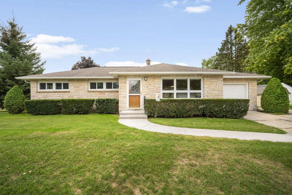 1405 Beverly Ln, West Bend