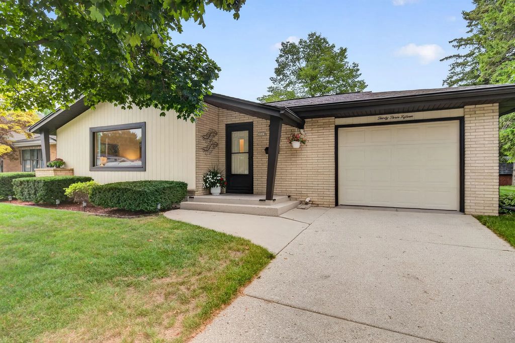 3315 Hickory Cir, Sheboygan