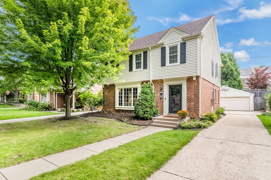 4760 N Woodburn St, Whitefish Bay