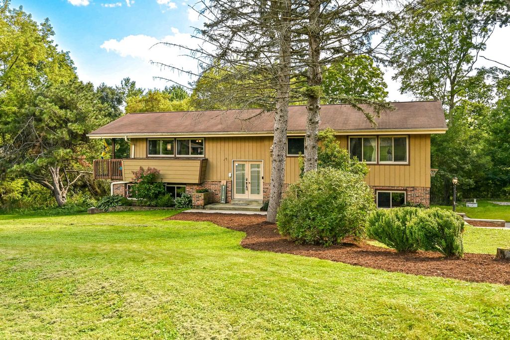 1661 Manchester Dr, Grafton