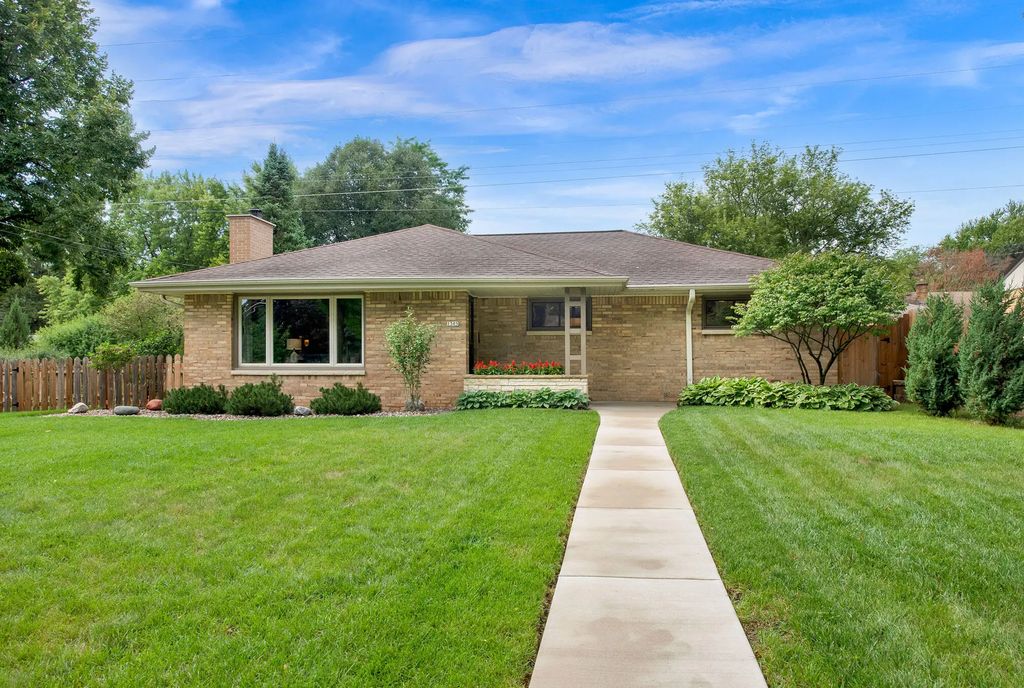 1305 N 119th St, Wauwatosa