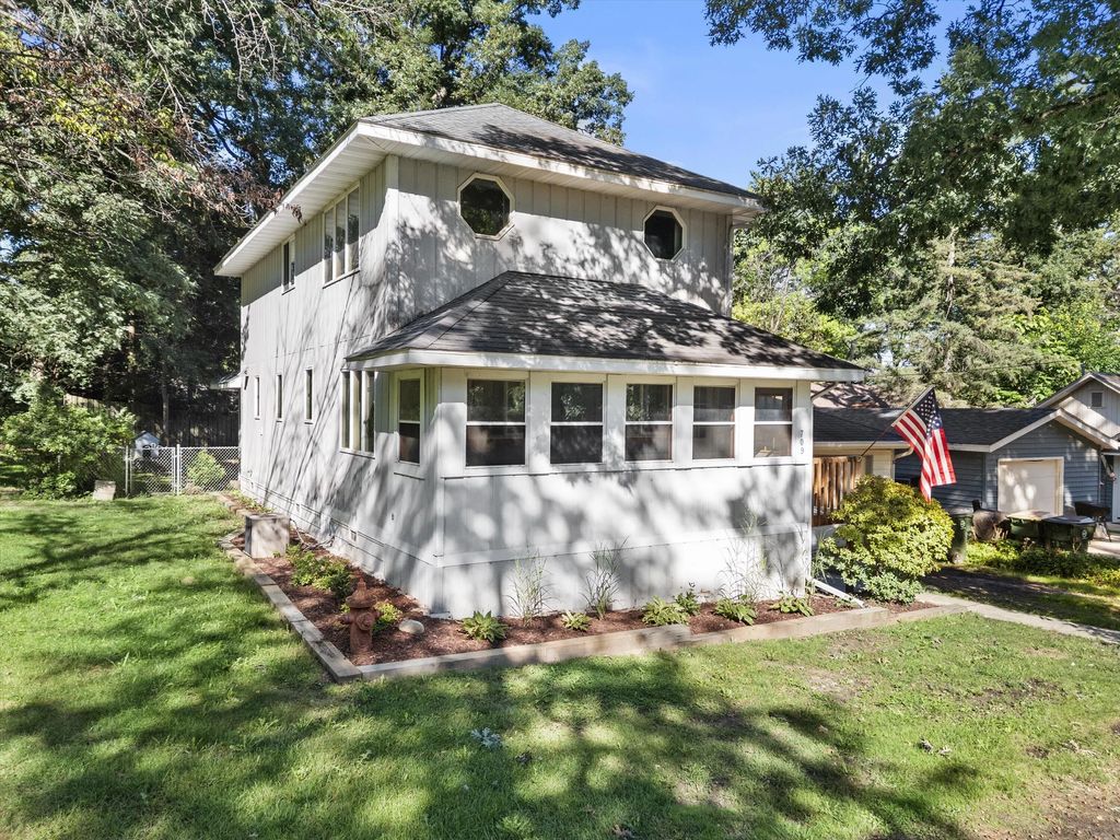 709 Manor Dr, Twin Lakes