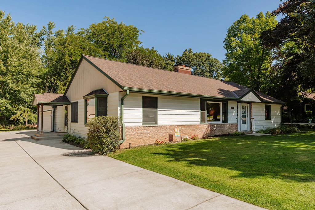 248 E Ottawa Ave, Dousman