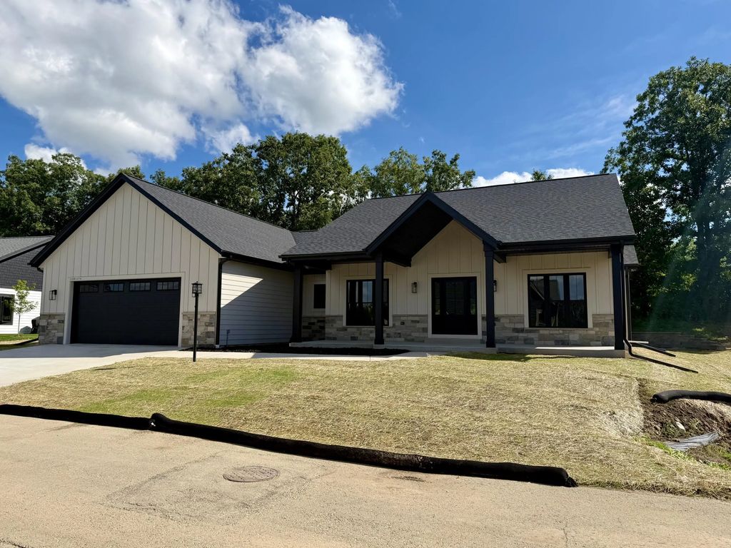 W208n16278 Renee Way, Jackson
