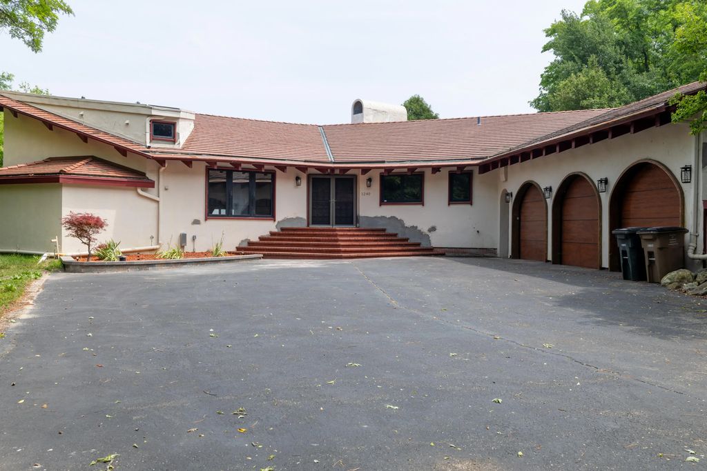 1240 E Donges Ct, Bayside