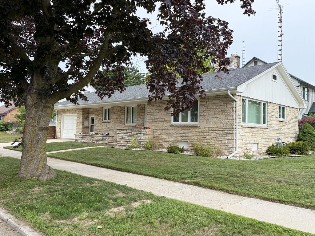 1504 Philippen St, Manitowoc
