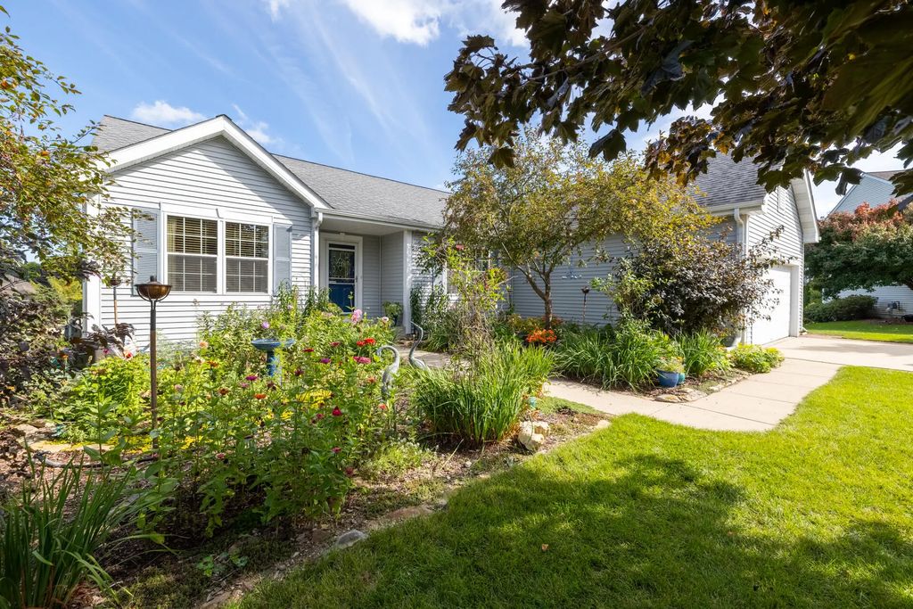 643 Riverwood Ln, West Bend