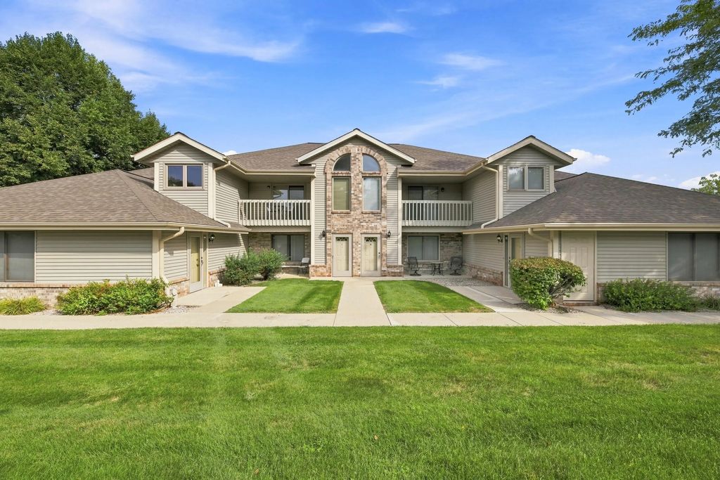 2116 Woodburn Rd B, Waukesha