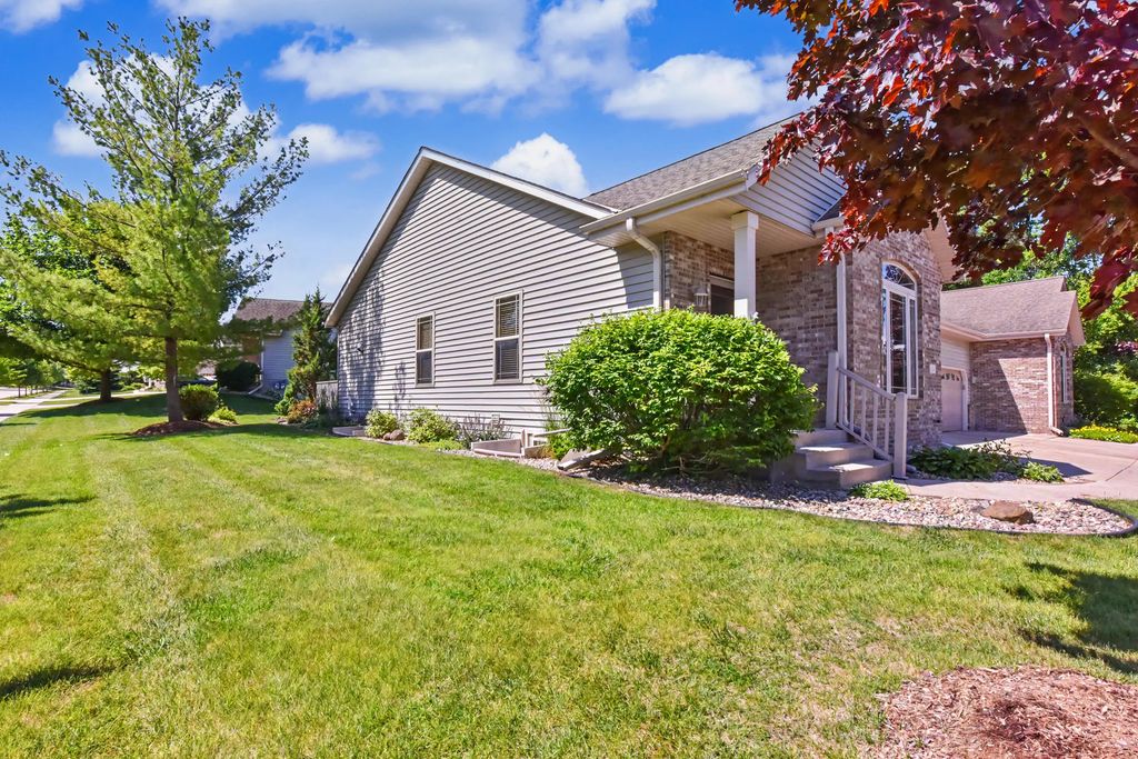 124 Meehan Cir, West Bend