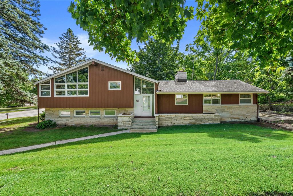 607 W Decorah Rd, West Bend