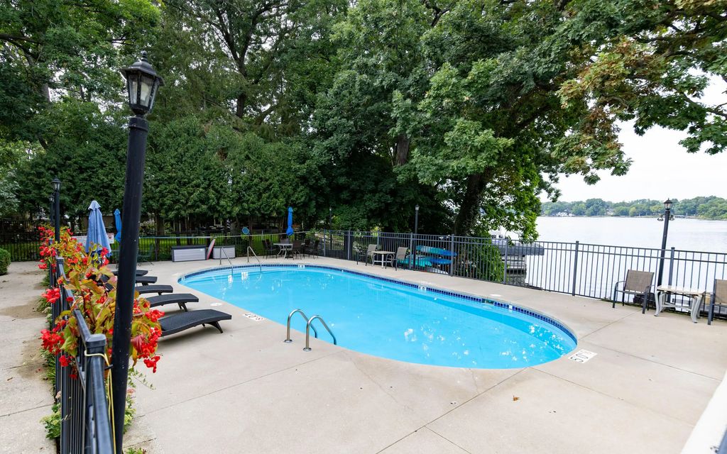 320 E Pleasant St, Oconomowoc