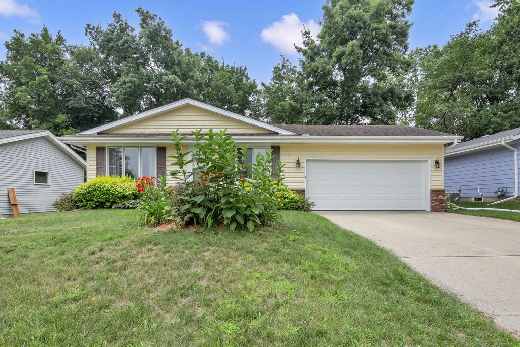 1827 Creek Rd, West Bend