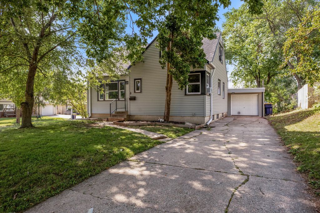 8505 W Arthur Ave, West Allis