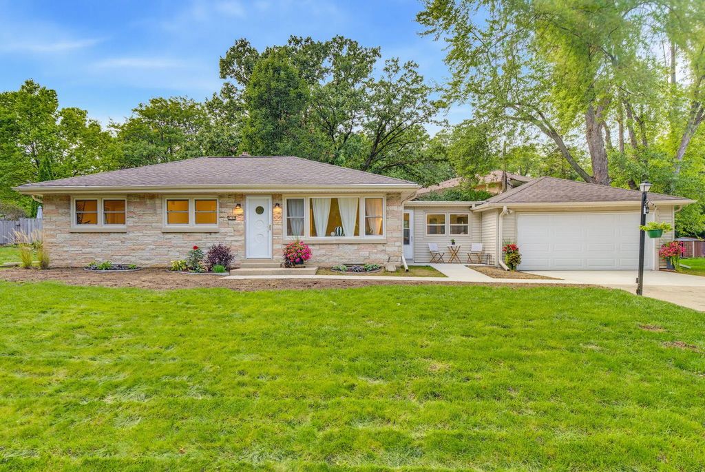 3285 N Knoll Blvd, Wauwatosa