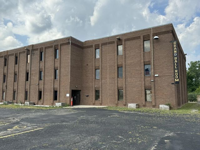 8634 W Brown Deer Rd, Milwaukee