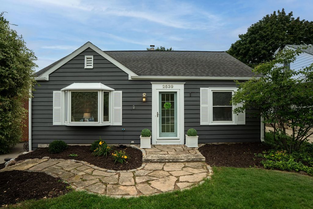 2539 N 80th St, Wauwatosa