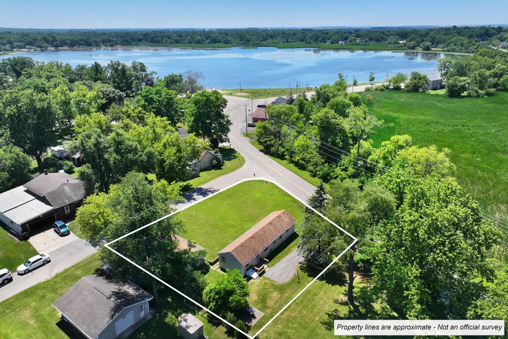 N1480 Orchid Dr, Bloomfield