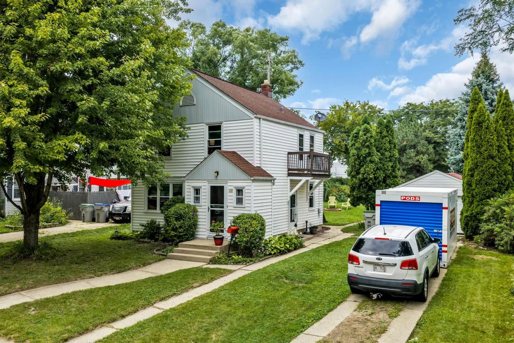 198 E Gauer Cir, Milwaukee
