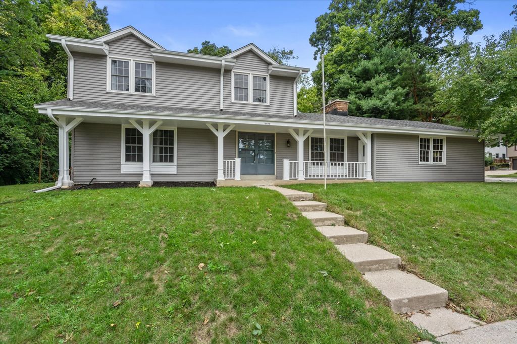 1600 Michael Dr, Waukesha