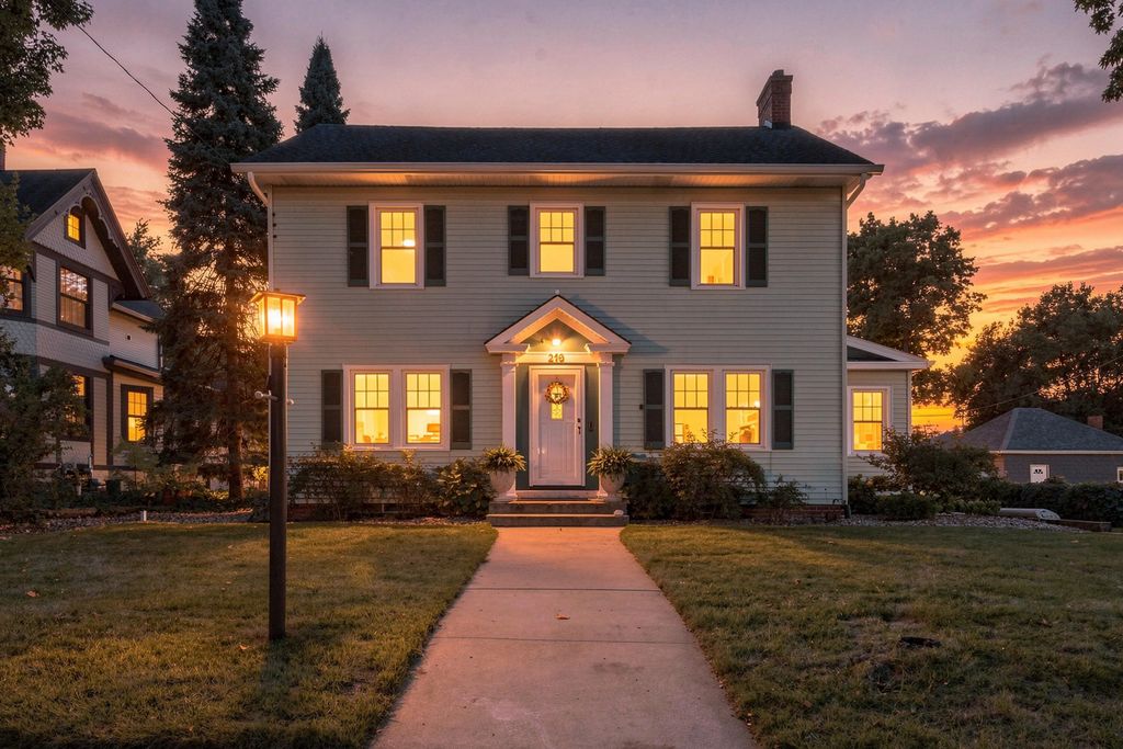 219 W Laflin Ave, Waukesha