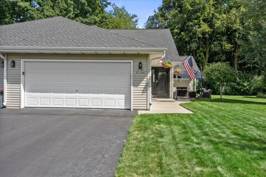 W196n11442 Shadow Wood Dr 2, Germantown