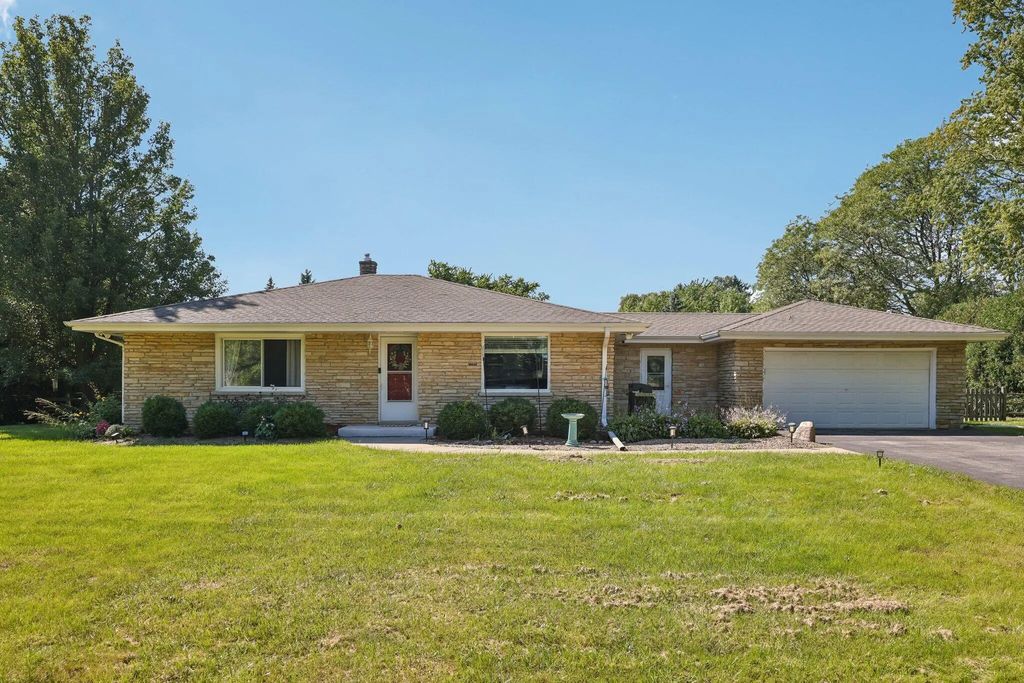 10043 N Greenview Dr, Mequon