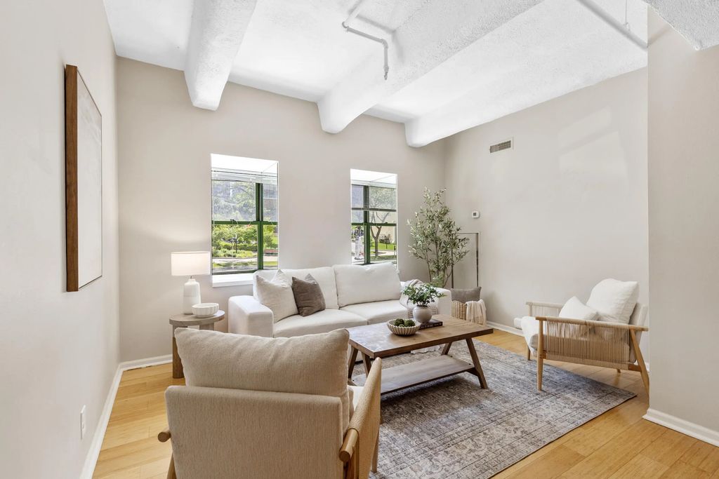 270 E Highland Ave 113, Milwaukee