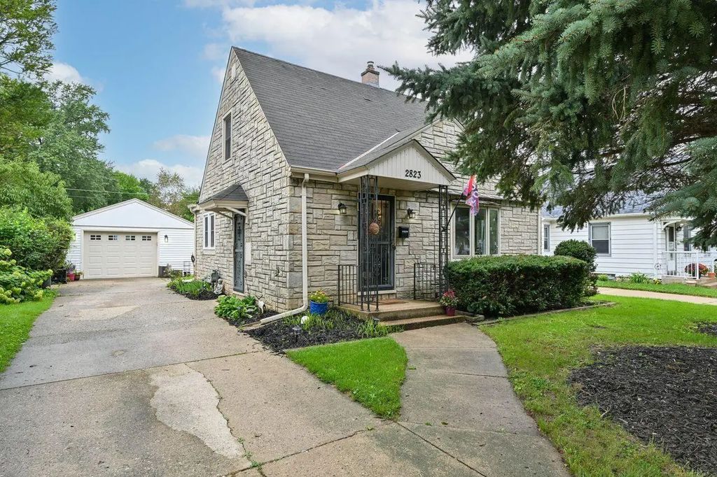 2823 S 85th St, West Allis