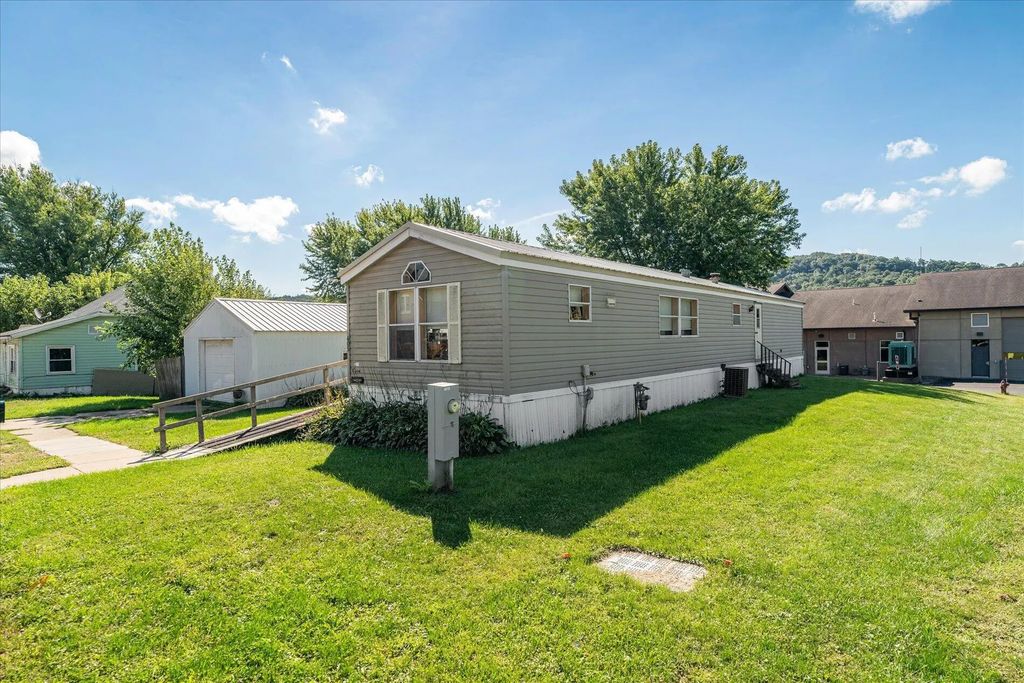 405 E Main St, La Farge