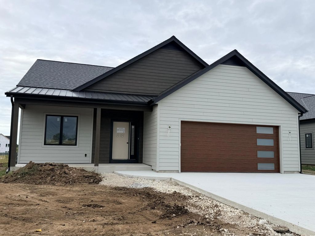 838 Stanton Way, Saukville