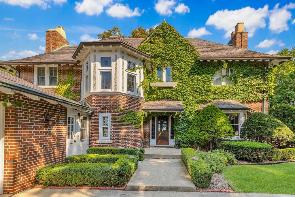 4400 N Lake Dr, Shorewood