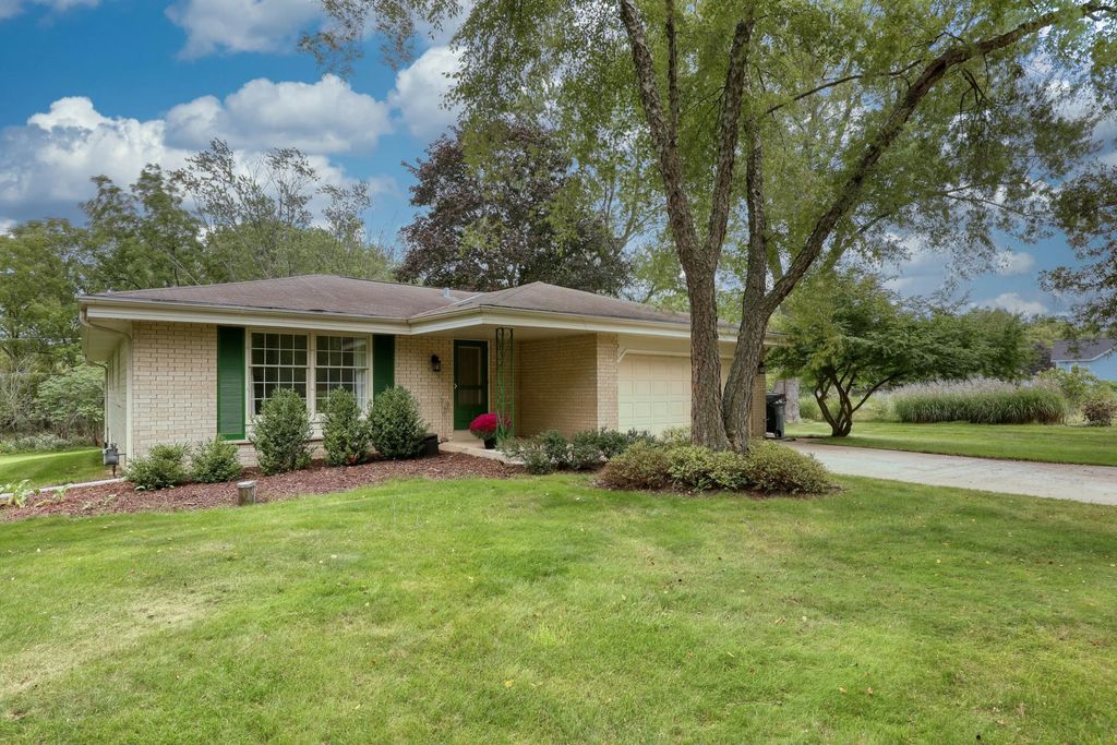 N17w27304 Lakefield Dr, Pewaukee