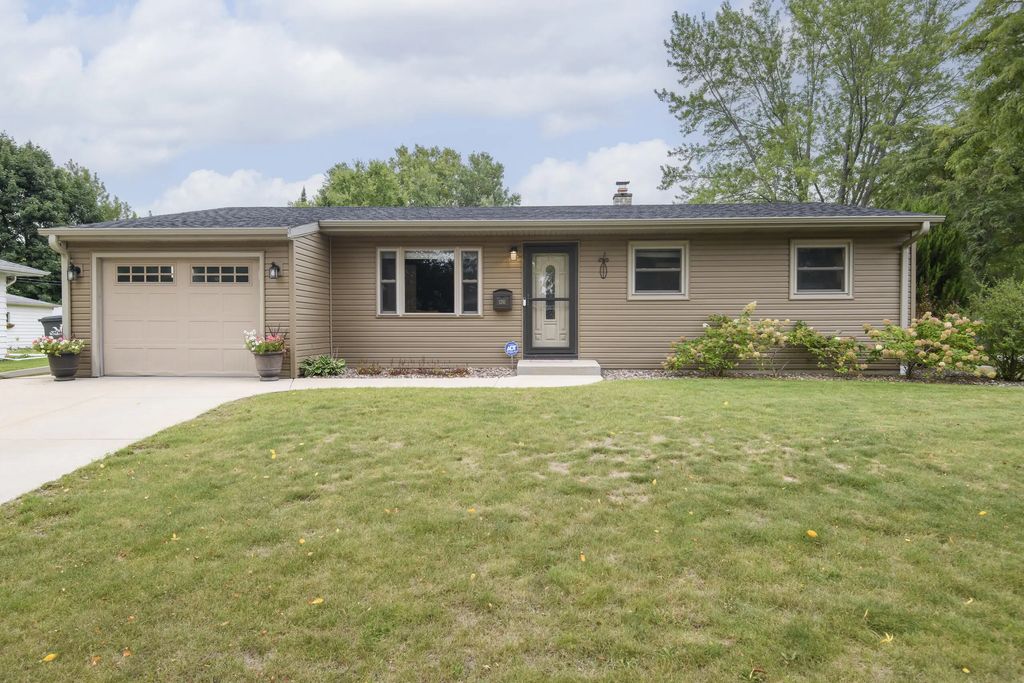 1261 Aldoro Dr, Waukesha