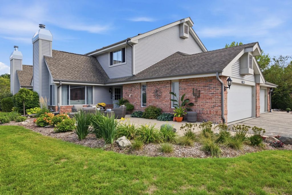 13562 W Fountain Ct, New Berlin