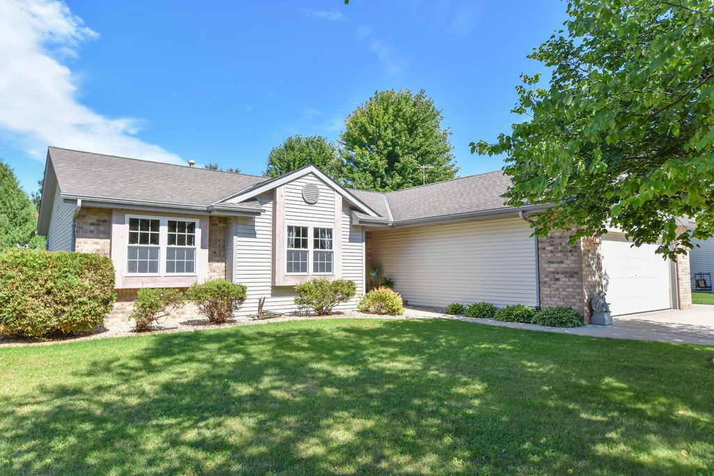 1300 Goldcrest Ct, West Bend