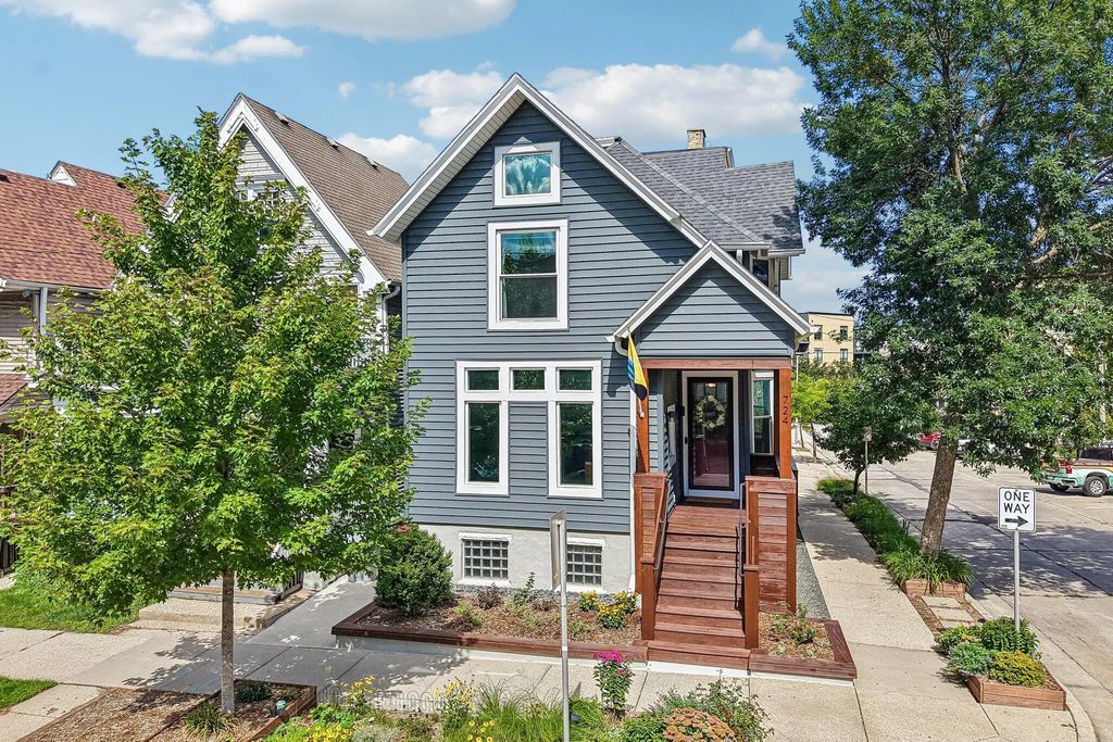 724 E Pearson St, Milwaukee