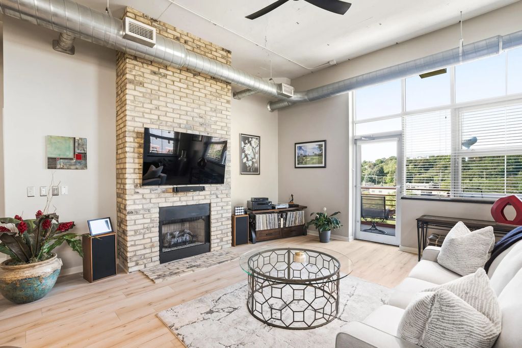 705 Village Green Way 414, West Bend