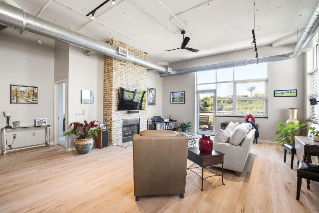 705 Village Green Way 414, West Bend