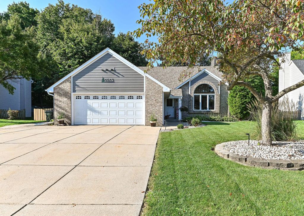 1513 Blakewood Ct, South Milwaukee